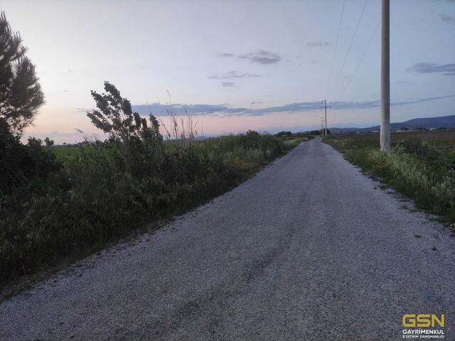 9-İZMİR DİKİLİ BAHÇELİ MAHALLESİNDE DENİZE 3. PARSEL 48.000 M2 İÇERİSİNDE KURULU 4000 BÜYÜKBAŞLIK RUHSATLI ÇİFTLİK